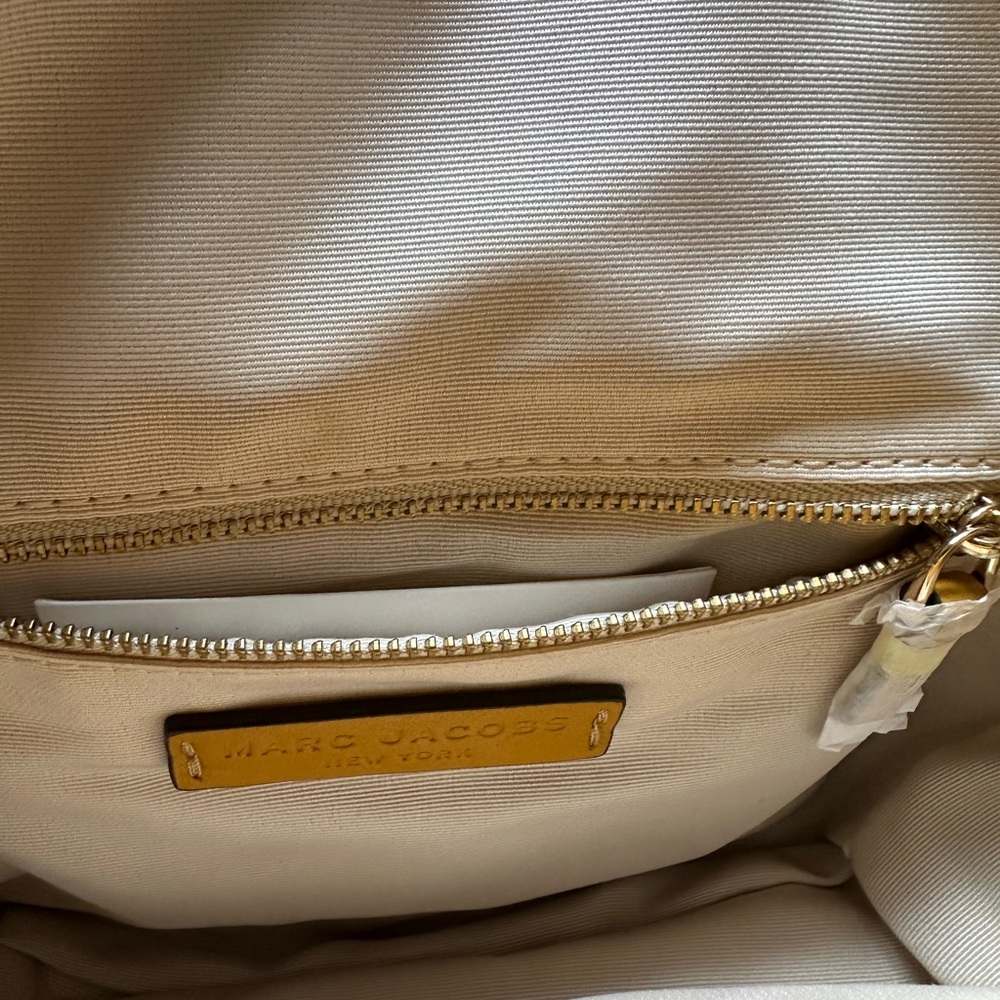 Marc Jacobs Small Pillow Bag w chunky gold chain strap. - Picture 3 of 4